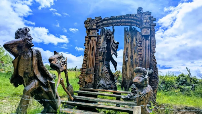 Blockhausen Holz Skulpturen im Erzgebirge